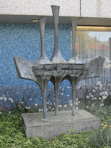 905565 Afbeelding van het bronzen beeldhouwwerk met drie gestileerde vogels, bij de verzorgingsflat Tuindorp-Oost ...
